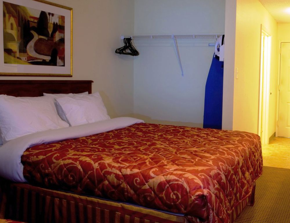 Intown Suites Extended Stay Decatur Al Room photo